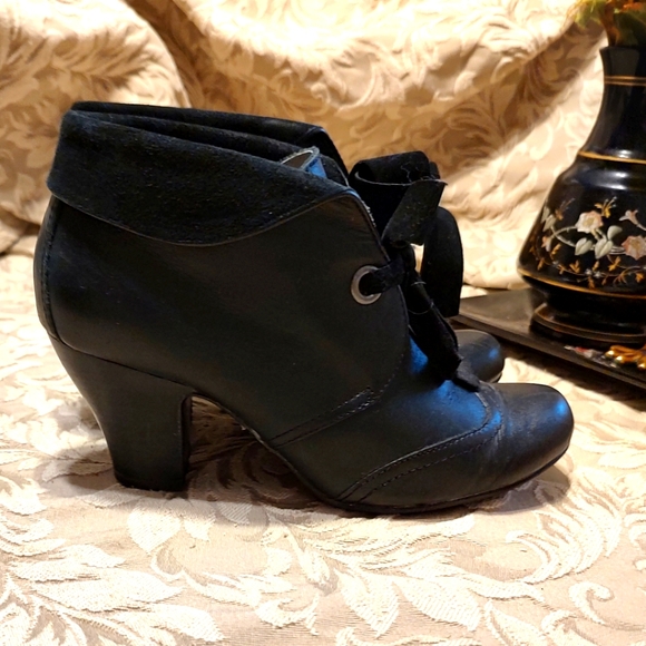 🐈⬛ Glorious RARE Vintage Hush Puppies Velvet Ribbon Spectator Booties - 7.5M - Picture 2 of 16